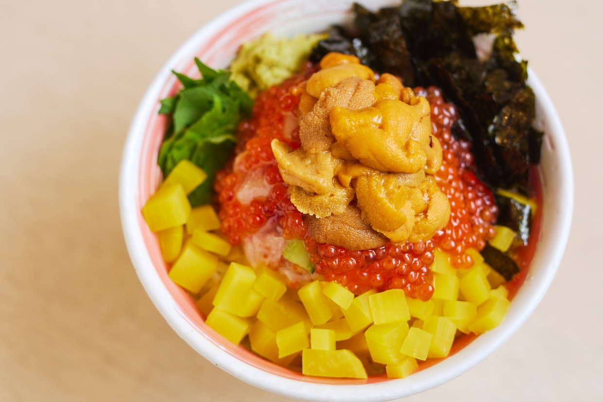 『本格炉端焼き人夢叶思』うにのせ ばくだん丼ぶり