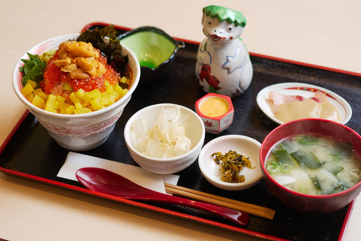 『本格炉端焼き人夢叶思』うにのせ ばくだん丼ぶり