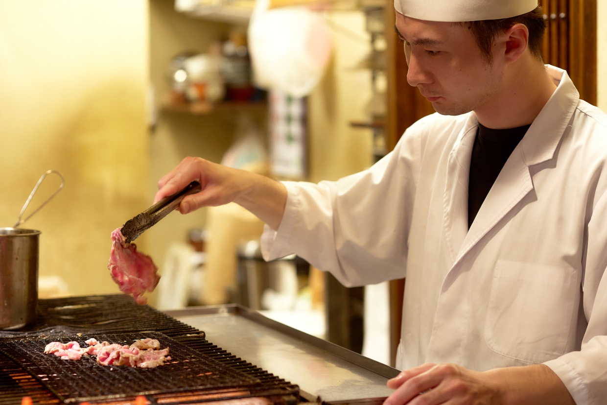 『本格炉端焼き人夢叶思』調理する様子