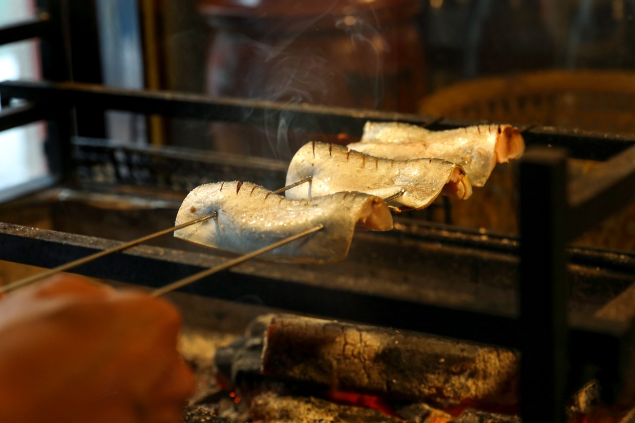 『鯖めし ゑのゐ』炭火で焼くサバ