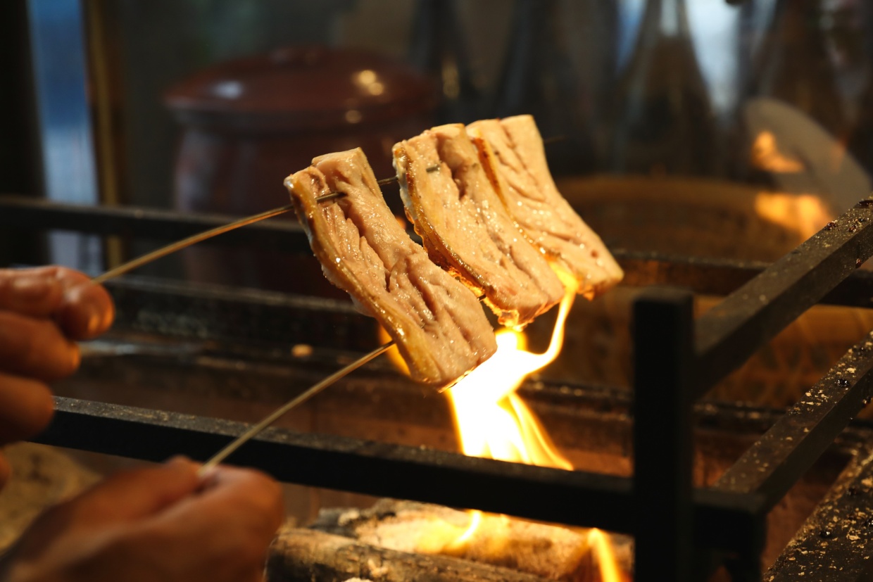 『鯖めし ゑのゐ』炎が上がる