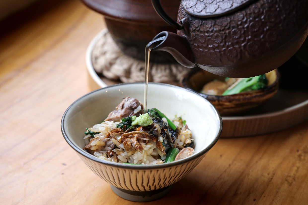 『鯖めし ゑのゐ』お茶漬けのお茶を注ぐ