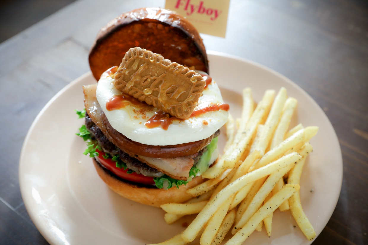 『フライ ボーイ バーガー&コーヒー』ロータスビスケットハニーバーガー