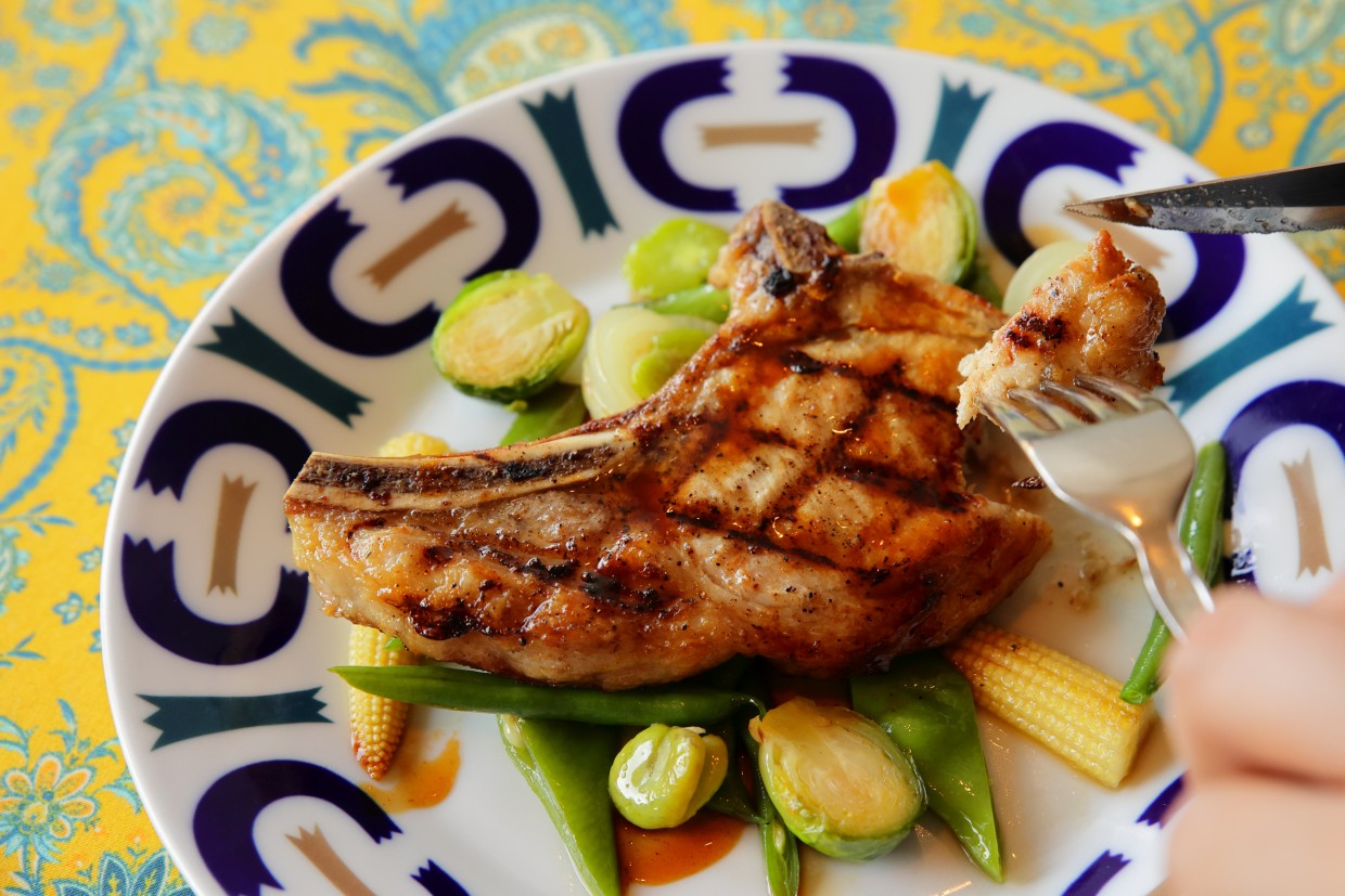 『エル・ポニエンテ』肉のランチ メイン料理