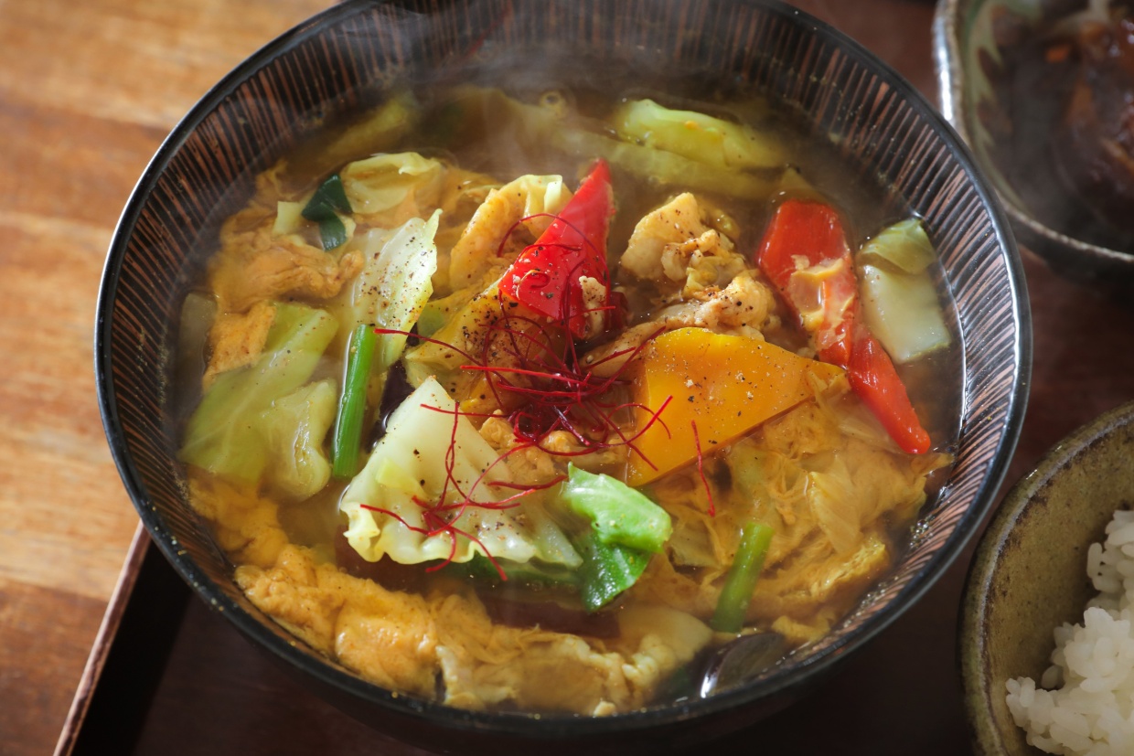 『新潟の地酒と銀しゃり 信』豚吸い カレー