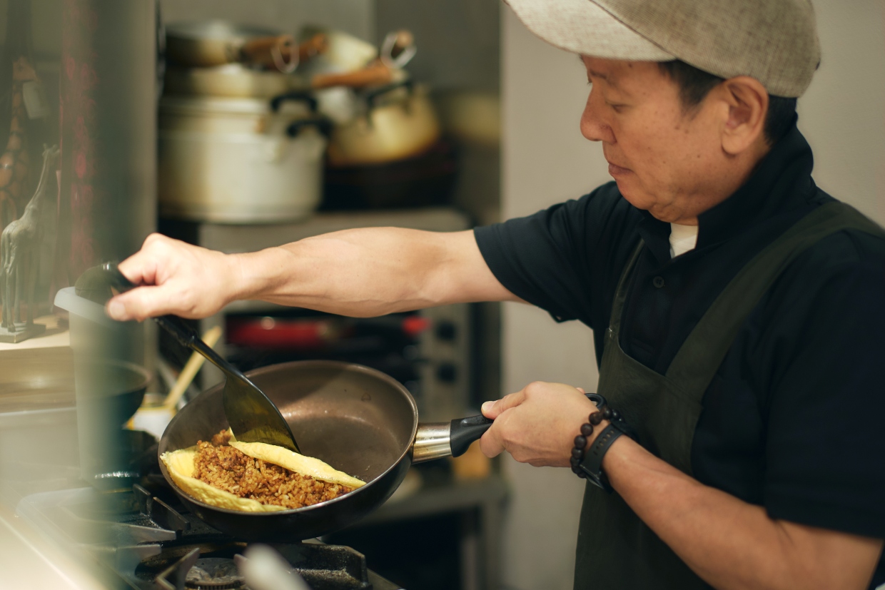 『家庭料理 喜りん』オムライスを作る阿さん