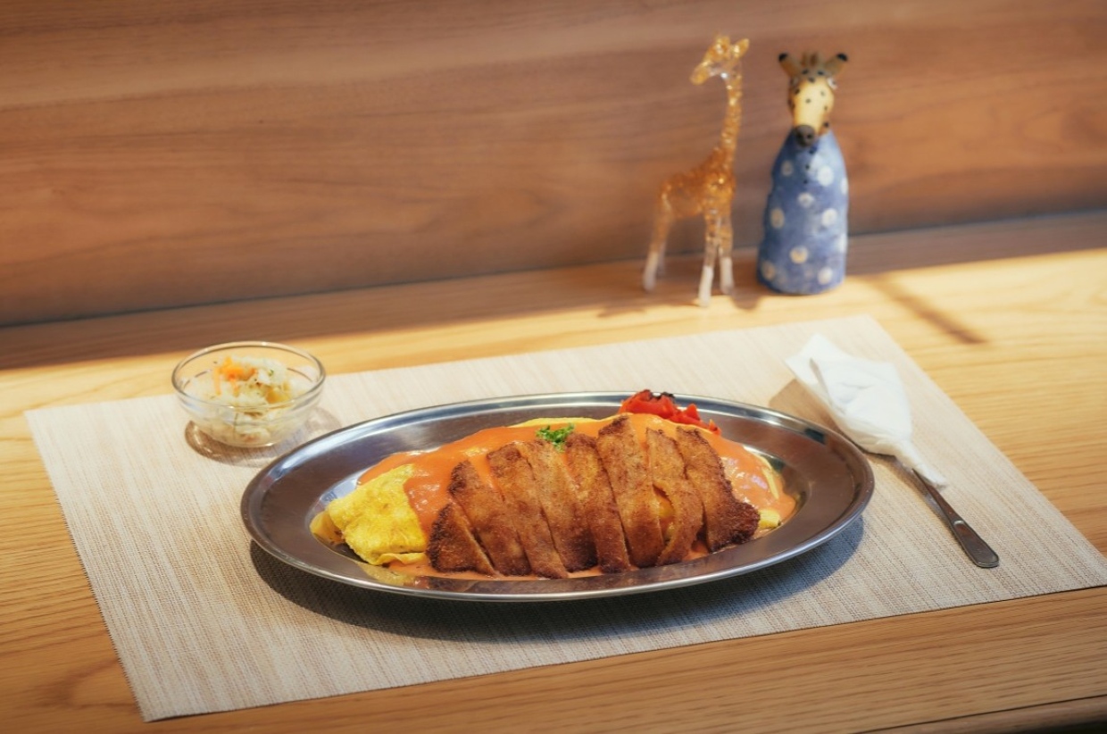 『家庭料理 喜りん』ランチのミラノ風カツレツ インディアンオムライス