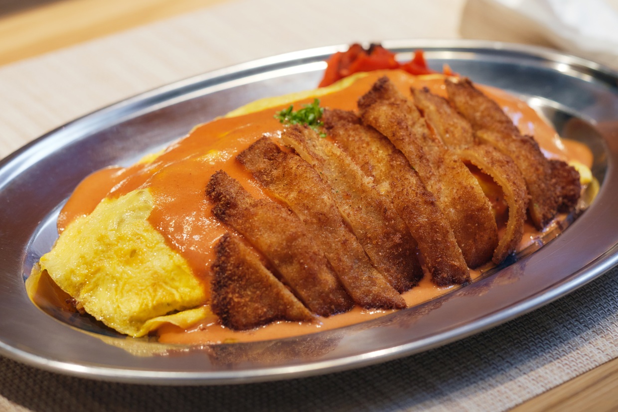 『家庭料理 喜りん』ランチのミラノ風カツレツ インディアンオムライスのカツレツ