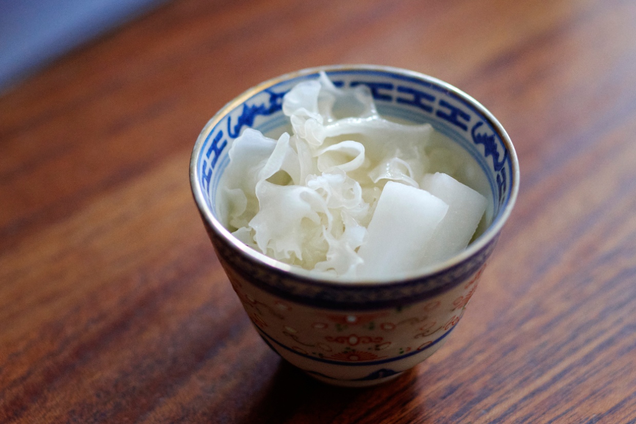 『台湾QQ小館 老朋友』ランチの小菜（白きくらげ大根甘酢）