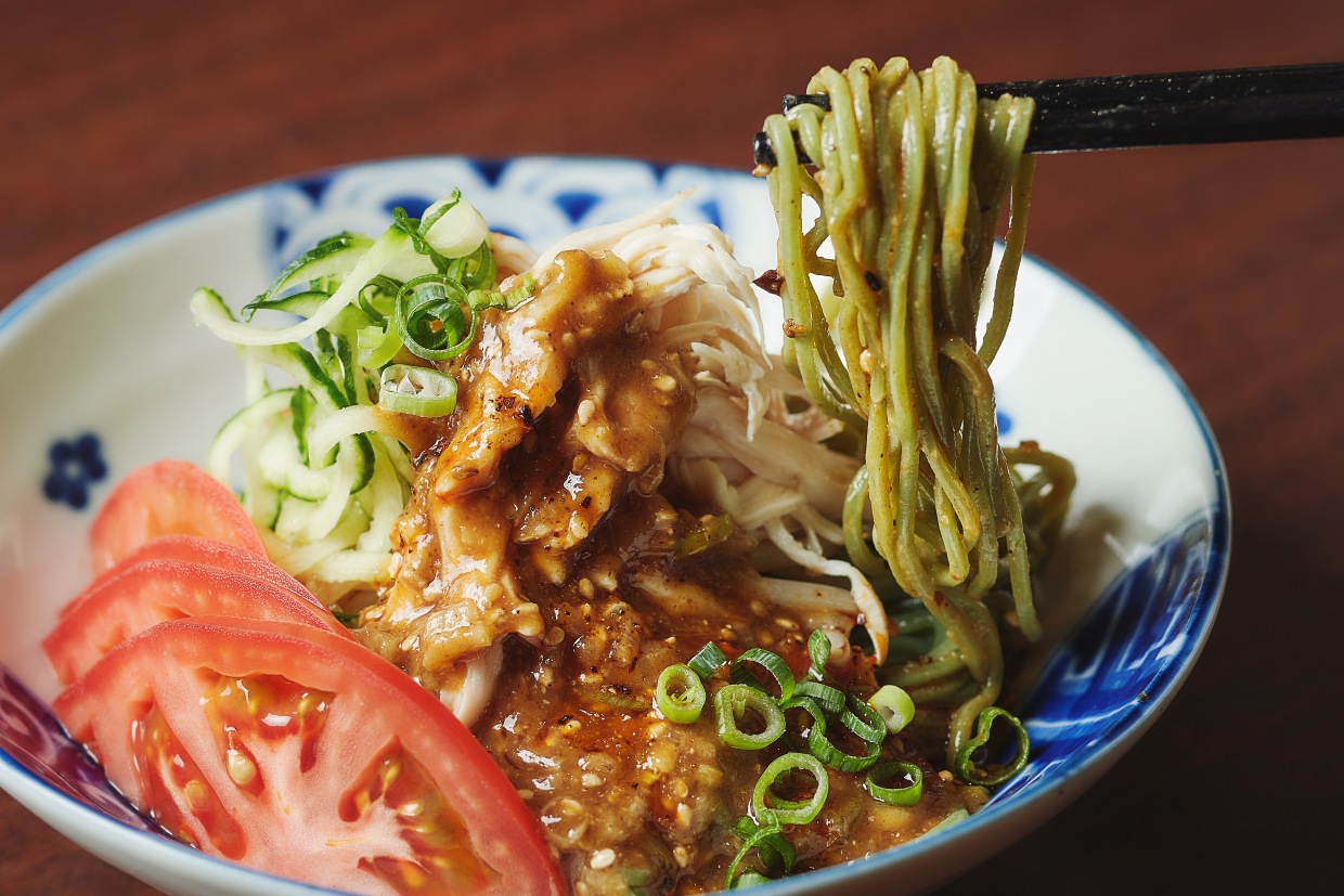 『中国菜 fève.』涼拌鶏絲麺の麺を持ち上げる