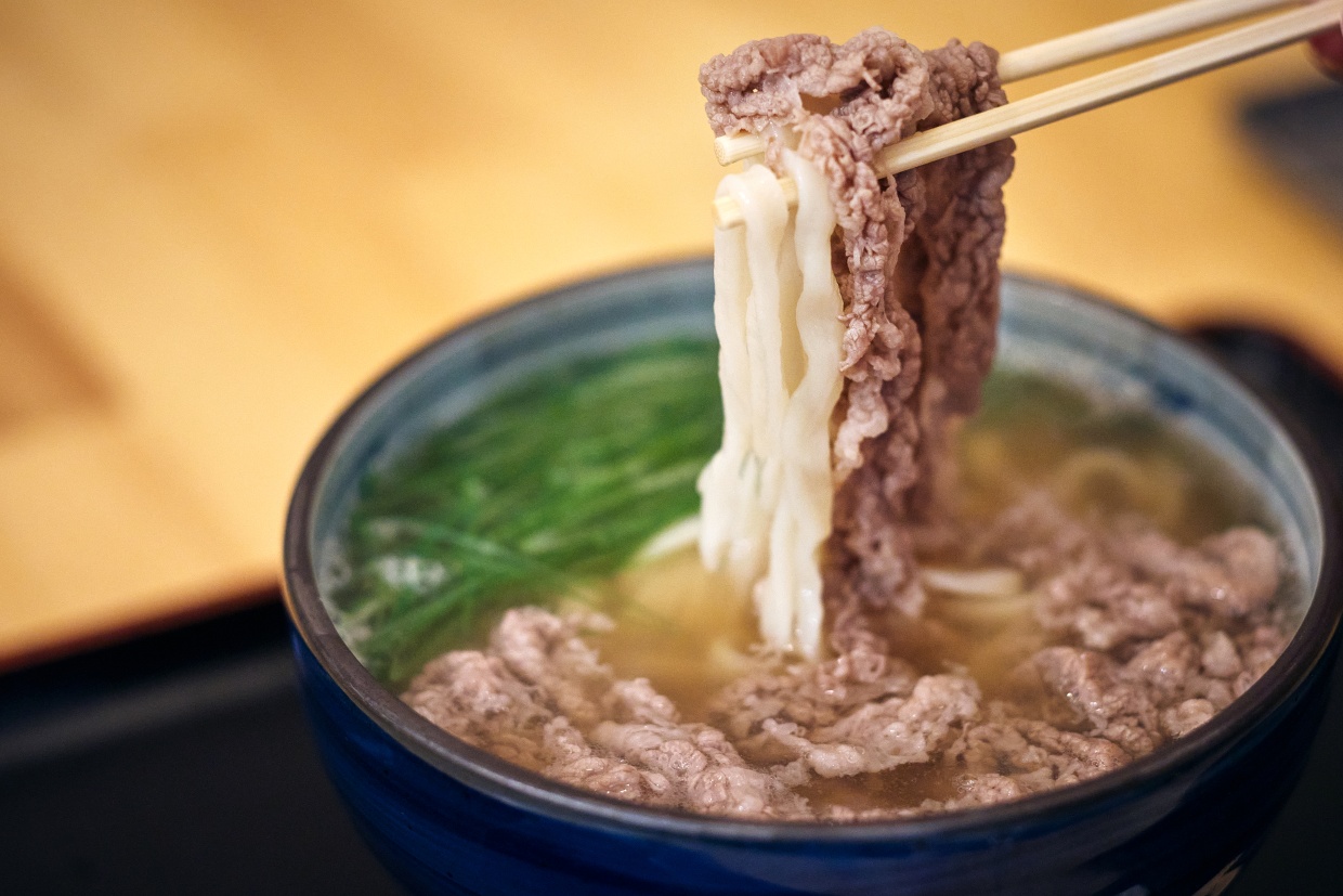 『うどん処 重己』肉うどんを箸であげる
