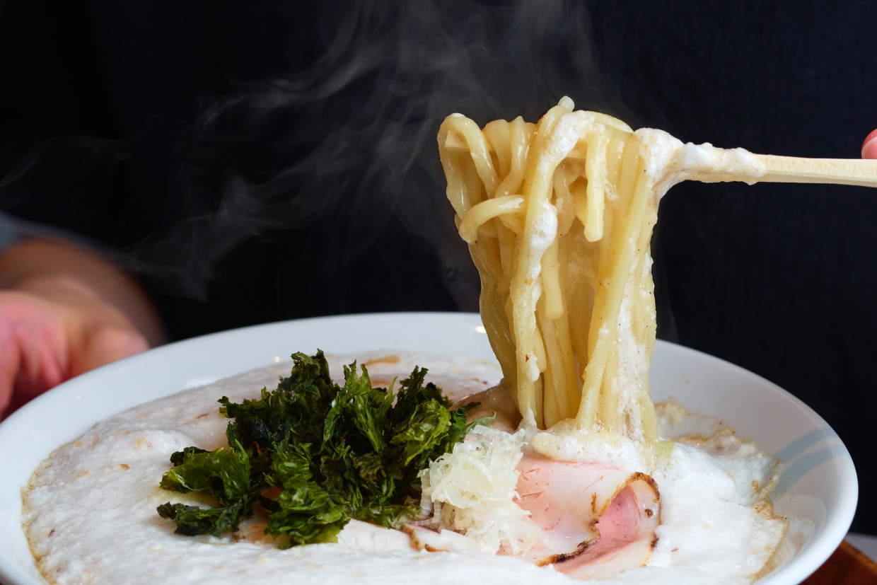 『梅田山芋研究所』麺を持ち上げる