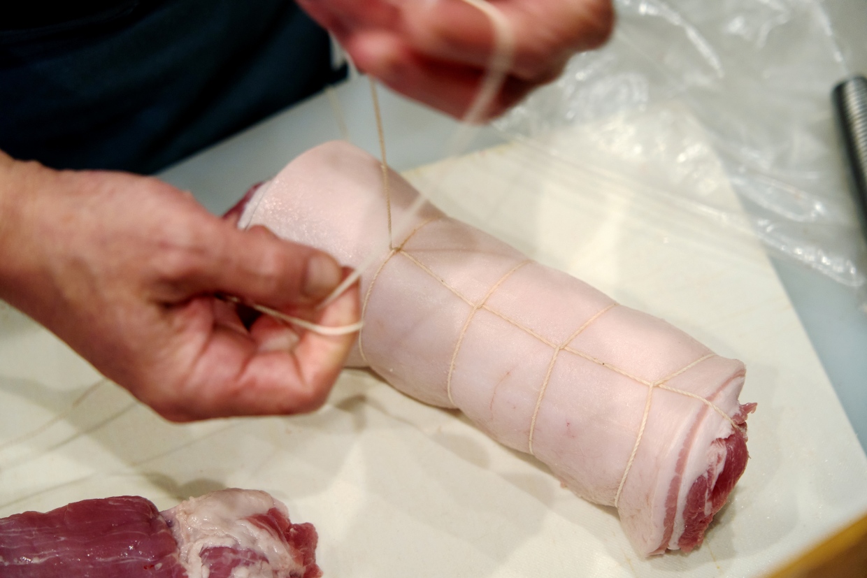 『江戸堀 焼豚食堂』焼豚をタコ糸で縛る様子