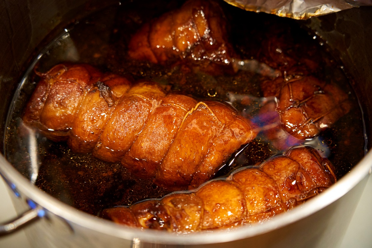 『江戸堀 焼豚食堂』甘辛ダレに漬け込む様子