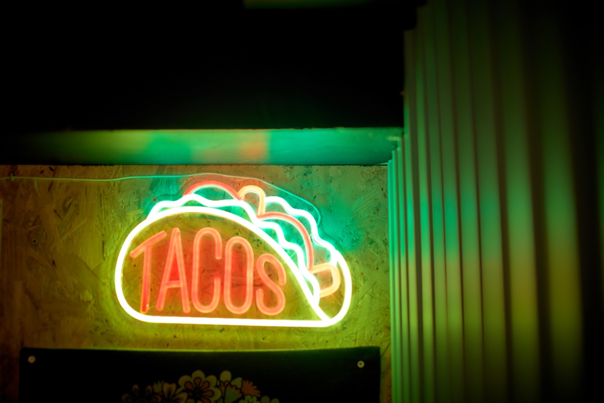 『TRIP Tacos』ネオン