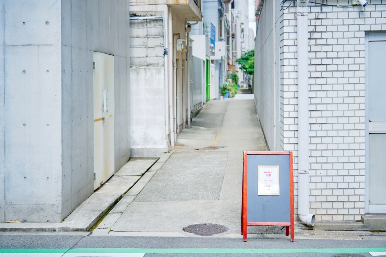 『CHALO』店に続く路地