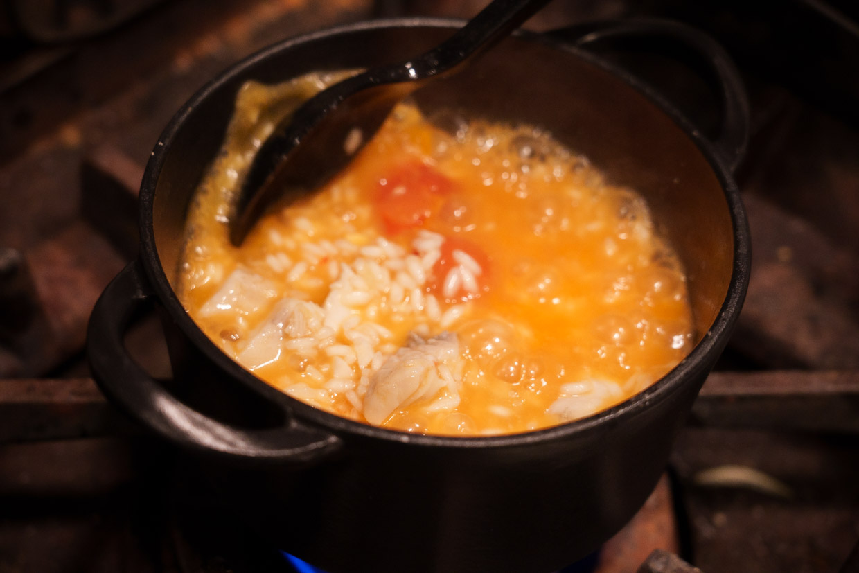 『TASCA フジマル食堂』アローシュを作る様子