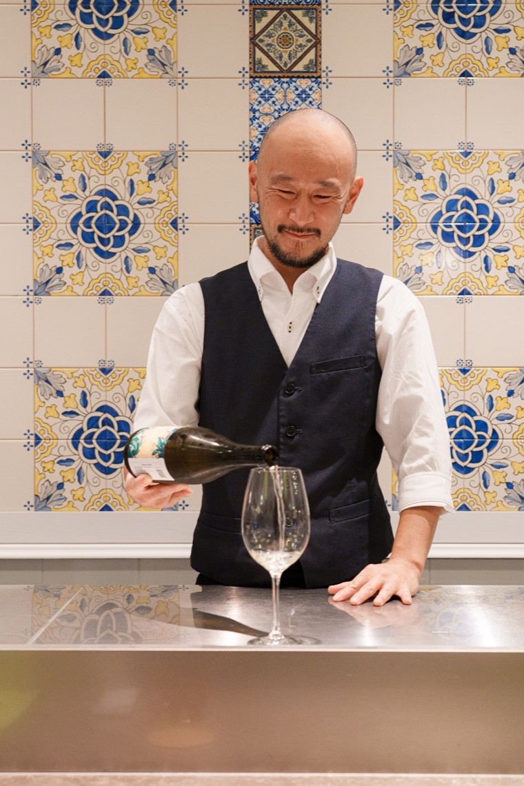 『TASCA フジマル食堂』ワインを注ぐ様子