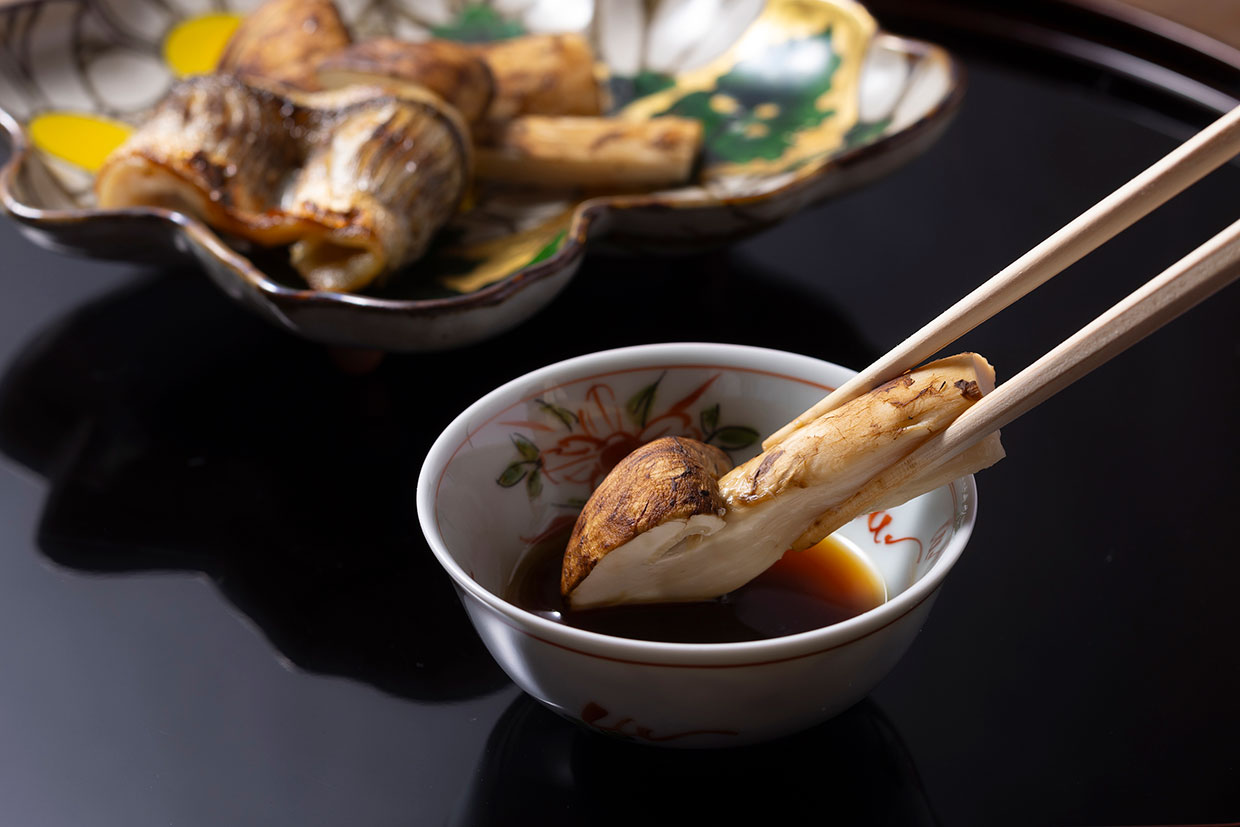 割り醤油でいただく松茸