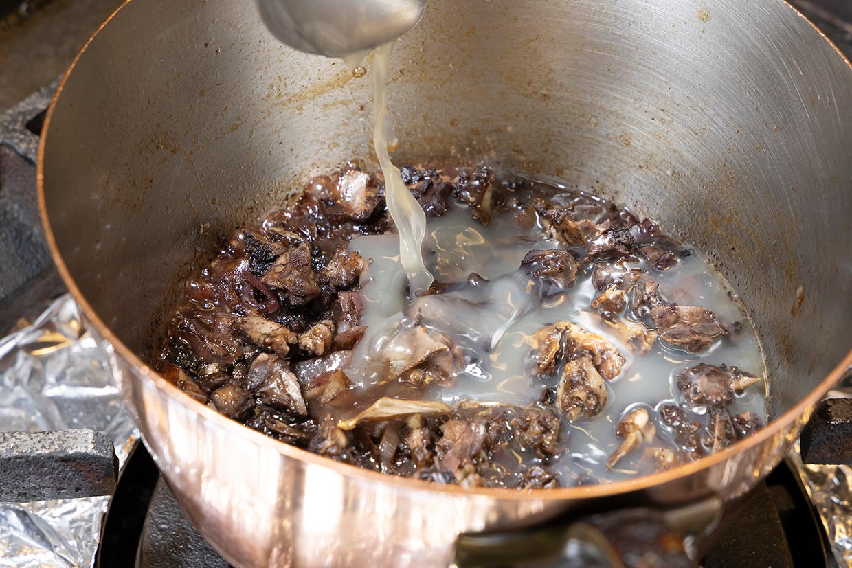 仔鳩の骨にフォン・ド・ボライユを加える