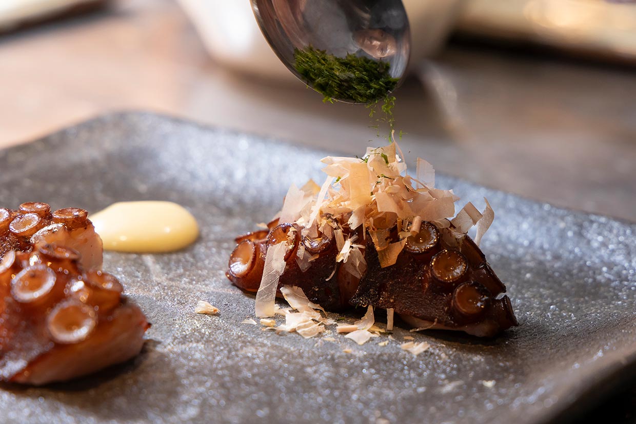 「タコの叉焼」に青海苔を