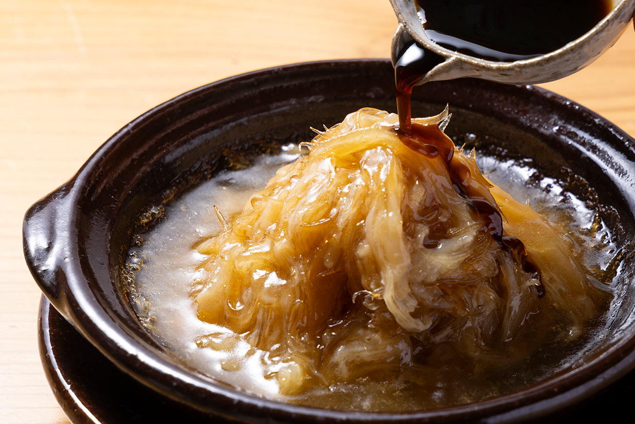 フカヒレの白湯スープ煮込みに黒酢をかける