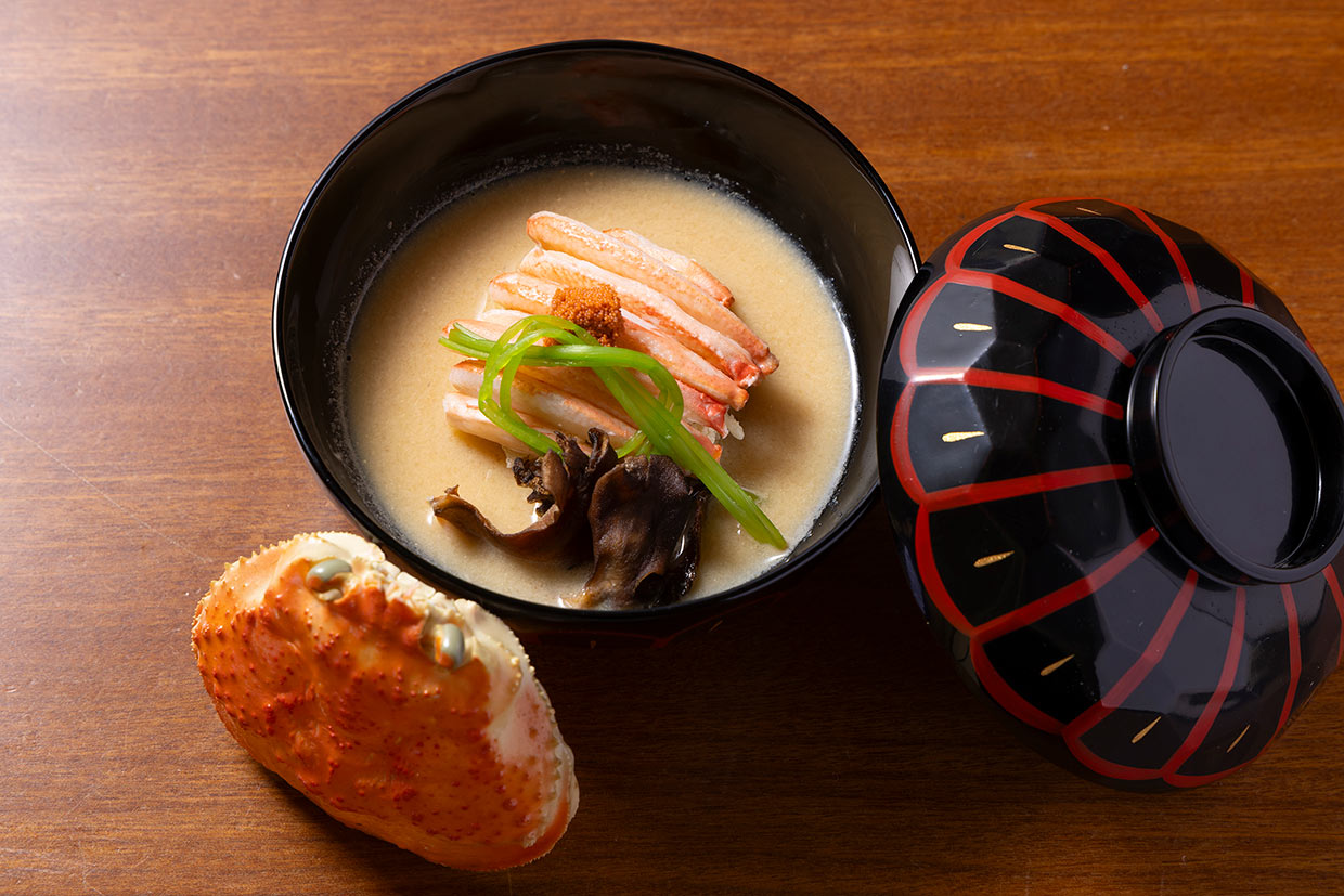 「和洋遊膳 中村」のセコガニの変わり真薯椀（モッツァレラ射込み）