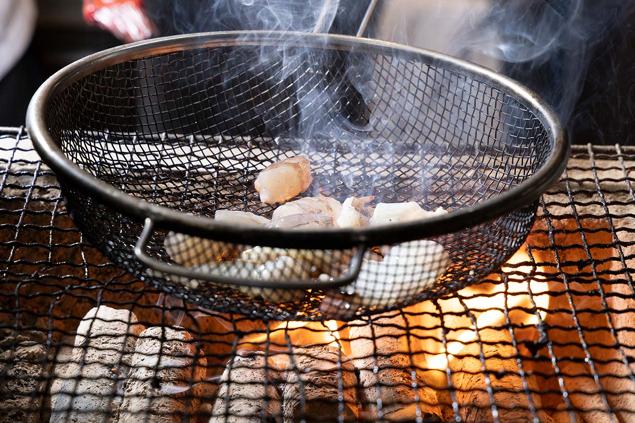 炭火で魚介を網焼きに