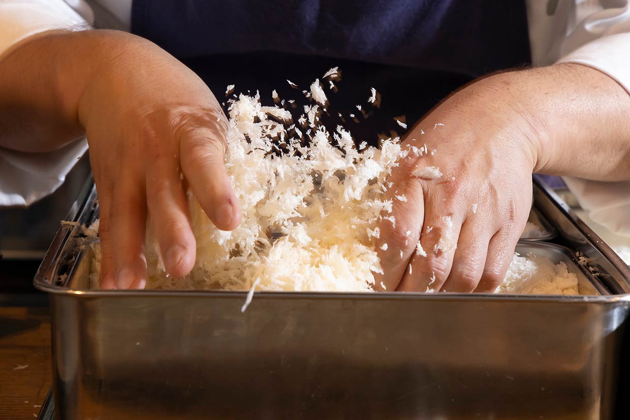 「とんかつ康四郎」パン粉付け