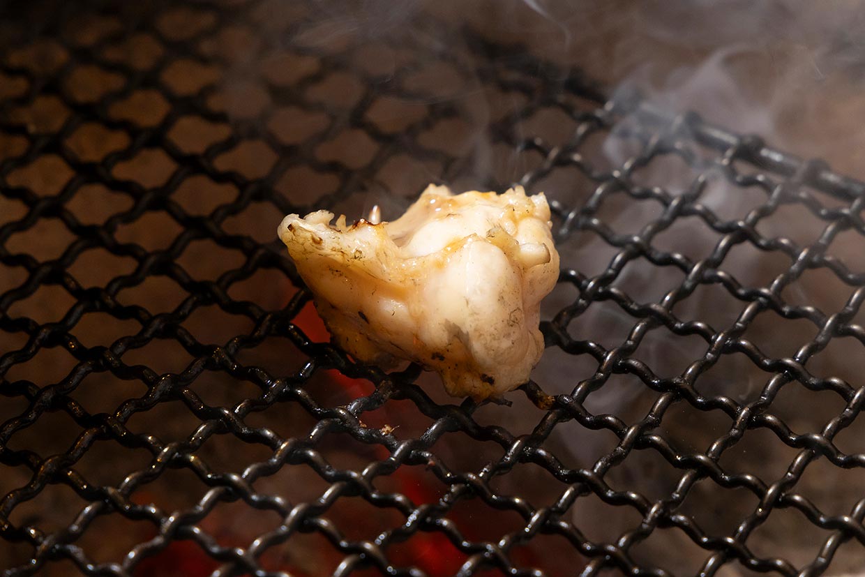 フグのカマ先の炭火焼き