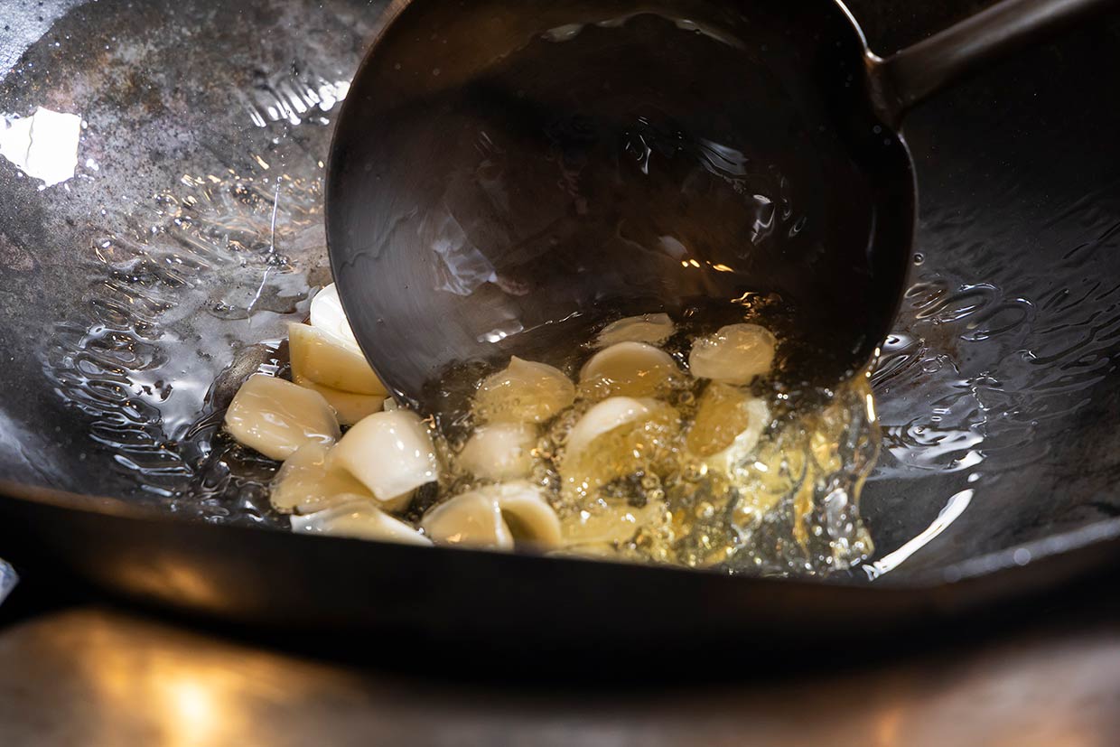 ゆり根を揚げる