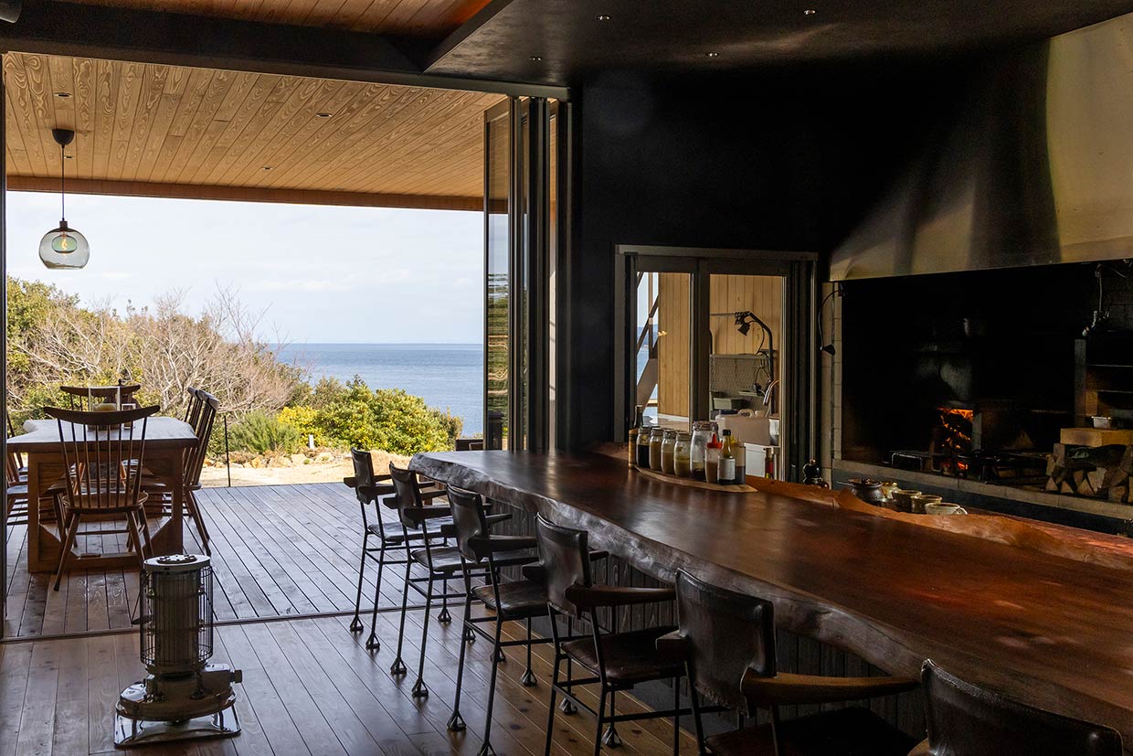 淡路島「薪火 全」の店内