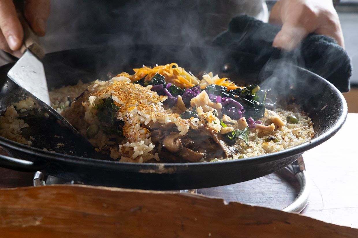 「薪火 全」の薪焼きピビンバのおこげ