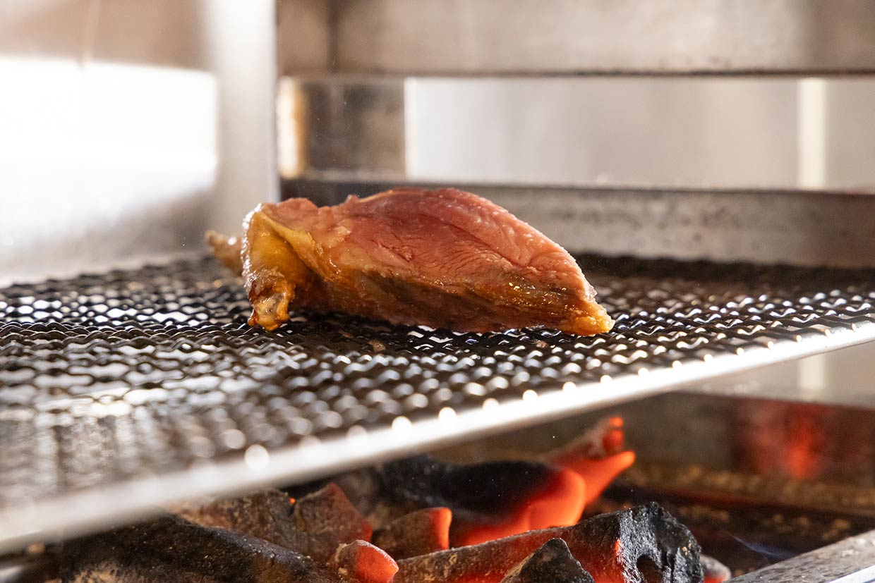 ピジョンの胸肉の炭火焼き