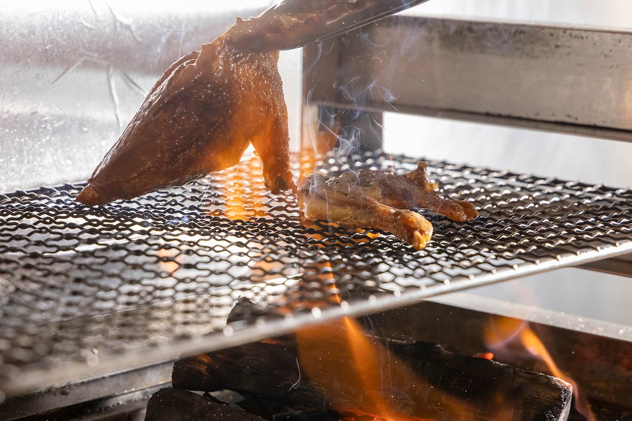 ピジョンの胸肉とモモ肉を薪焼きに
