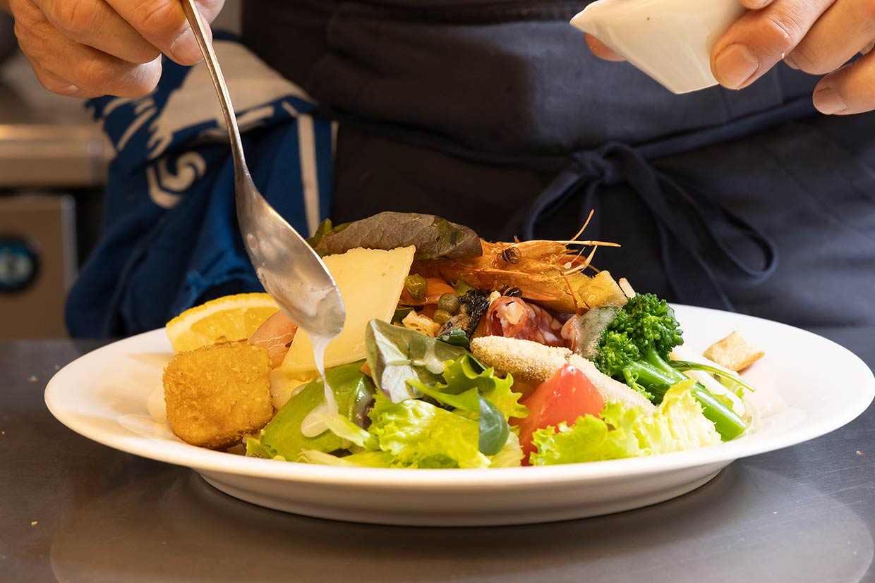 大阪「洋食Katsui 山の辺の道」の「マーケットサラダ」