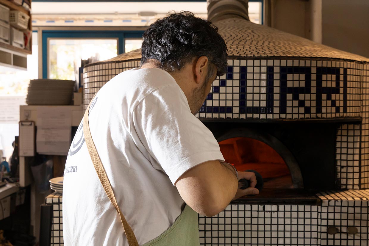 神戸「Pizzeria Azzurri」のピッツァ焼成シーン