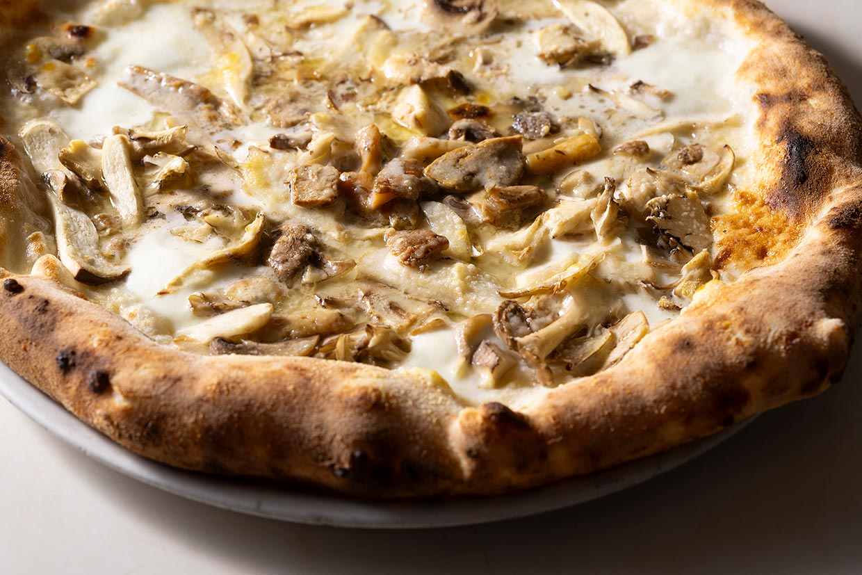 「Pizzeria Azzurri」の「フンギ コン フォルマッジ スペチャーレ」