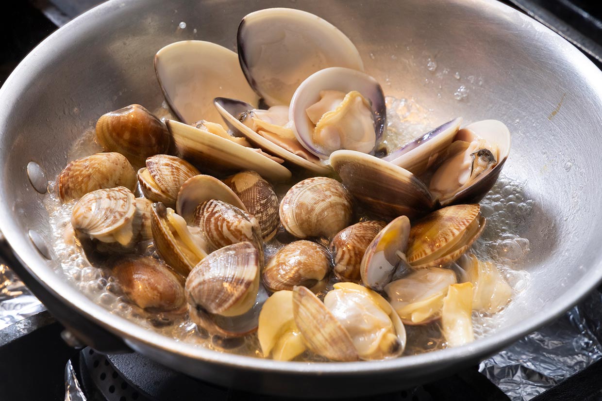 ハマグリとアサリの蒸し煮