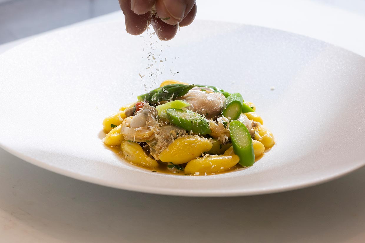 「アッラゴッチャ」の貝とアスパラのカヴァテッリの仕上げ