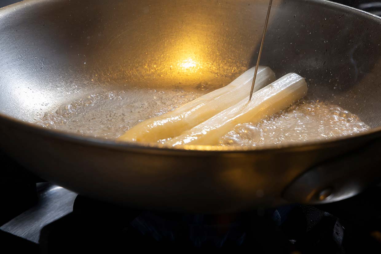 ホワイトアスパラガスの蒸し煮