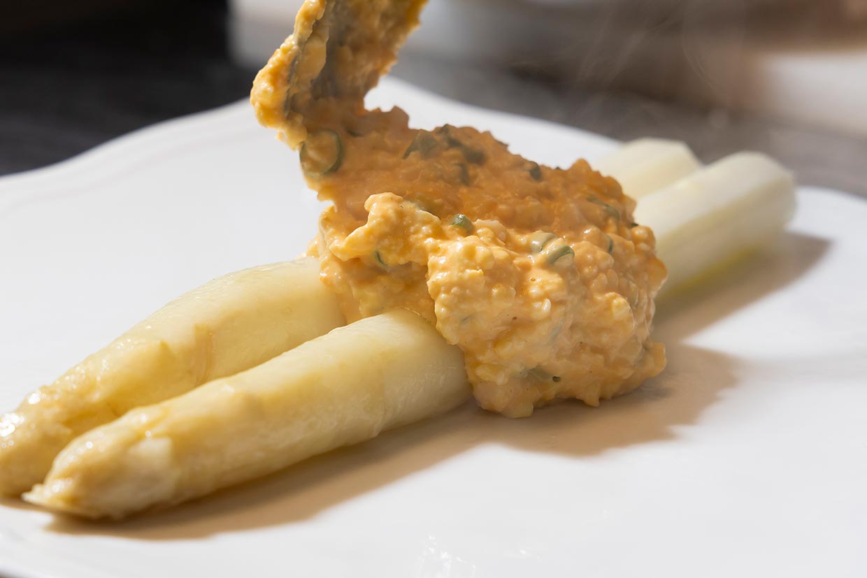 ホワイトアスパラガスに卵のタルタルをかける