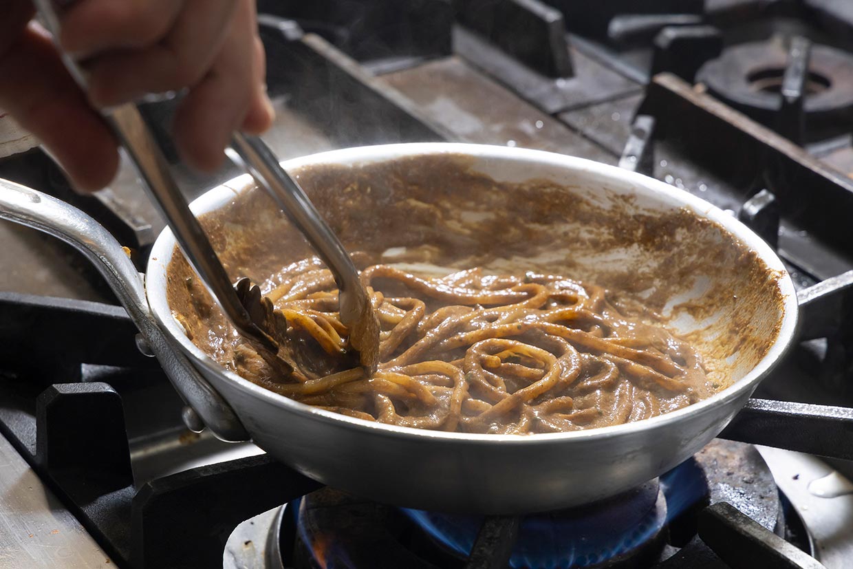 イワシペーストとパスタを絡める