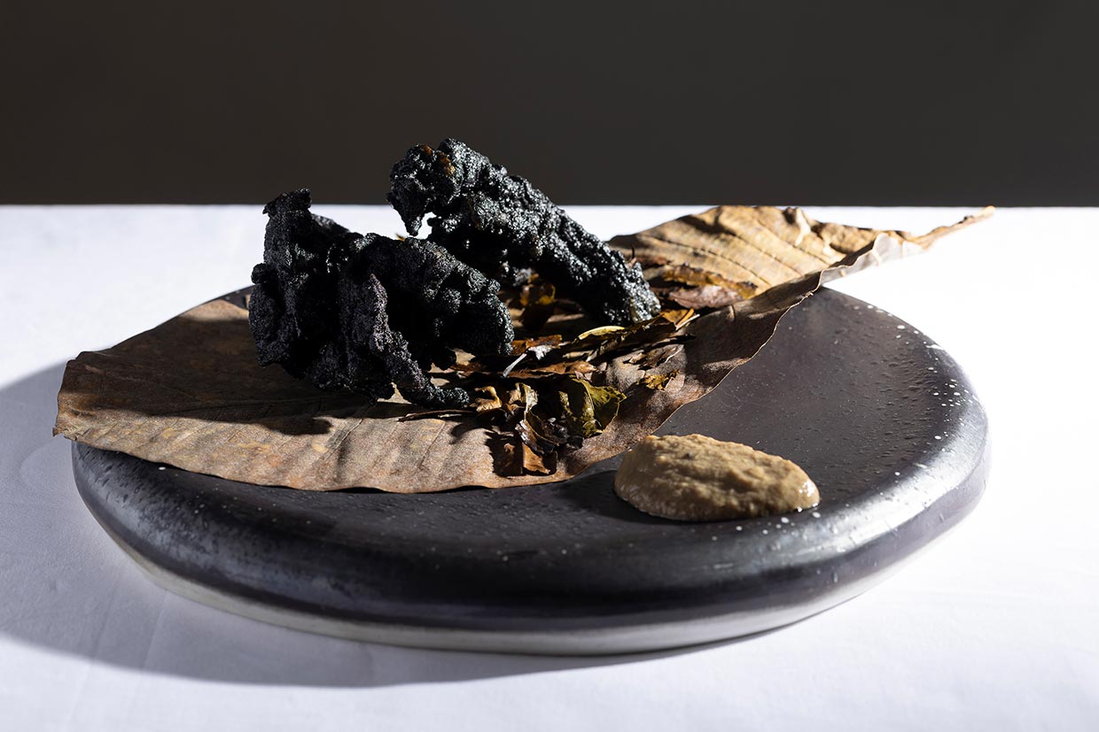 京都『イル・ギオットーネ』の「舞茸の炭フリット 秋刀魚のバーニャカウダ」