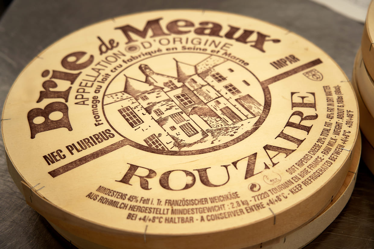 大阪・箕面『デリチュース』ブリー・ド・モー、ロゴ