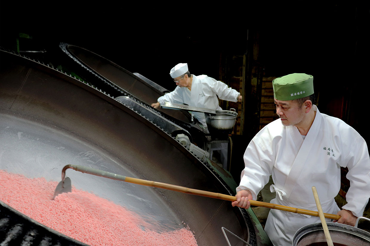 『緑寿庵清水』の金平糖製造風景