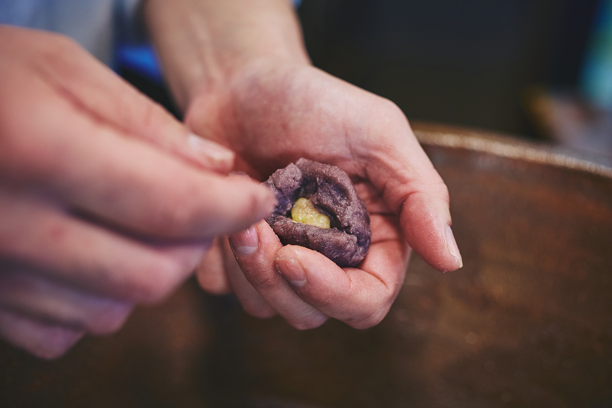 『粟餅所・澤屋』の粟餅仕上げ