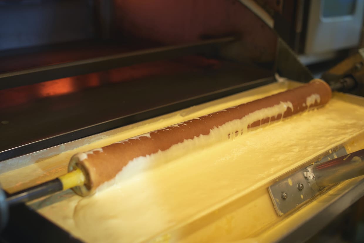 兵庫・芦屋『ELEPHANT RING』バウムクーヘン、1層目を焼く