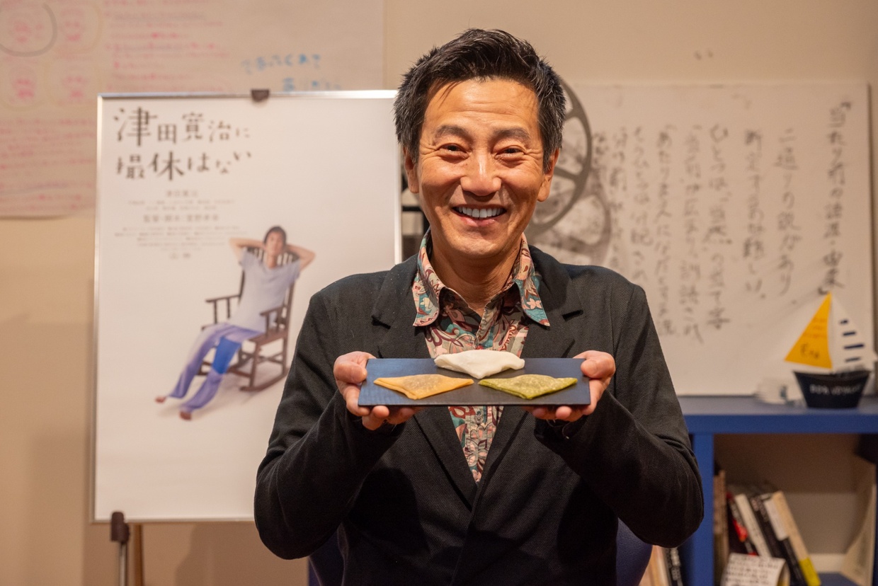 津田寛治さんが「つぶあん入り生八つ橋 おたべ」を持つ