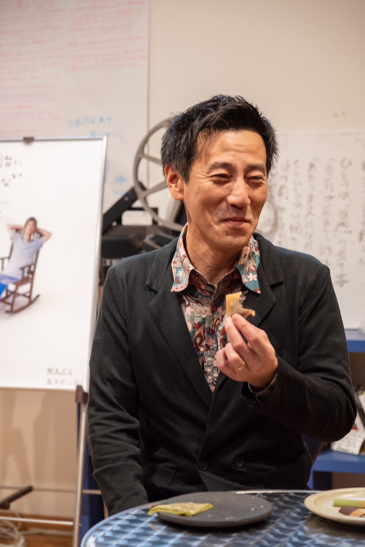 津田寛治さんが「つぶあん入り生八つ橋 おたべ」を食べる